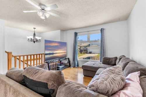 39 Cedar Crescent, Lacombe, AB - Indoor Photo Showing Living Room