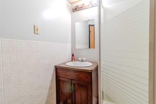 39 Cedar Crescent, Lacombe, AB - Indoor Photo Showing Bathroom