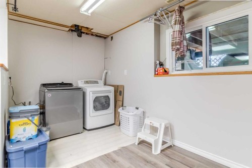 39 Cedar Crescent, Lacombe, AB - Indoor Photo Showing Laundry Room