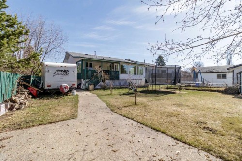 39 Cedar Crescent, Lacombe, AB - Outdoor