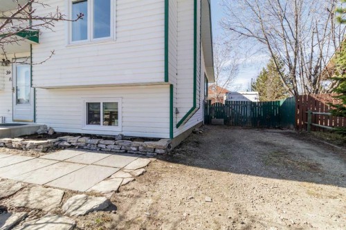 39 Cedar Crescent, Lacombe, AB - Outdoor