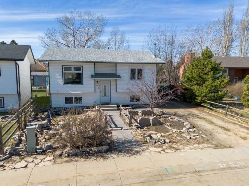 39 Cedar Crescent, Lacombe, AB - Outdoor