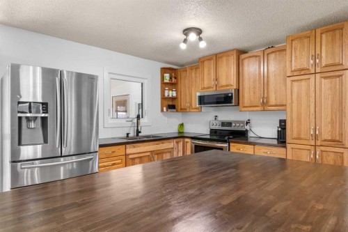 39 Cedar Crescent, Lacombe, AB - Indoor Photo Showing Kitchen With Double Sink
