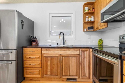 39 Cedar Crescent, Lacombe, AB - Indoor Photo Showing Kitchen