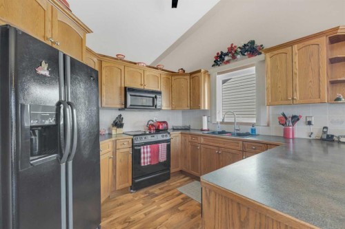 19 Heenan Crescent, Sylvan Lake, AB - Indoor Photo Showing Kitchen