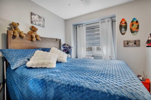 17 Keast Way, Red Deer, AB - Indoor Photo Showing Bedroom
