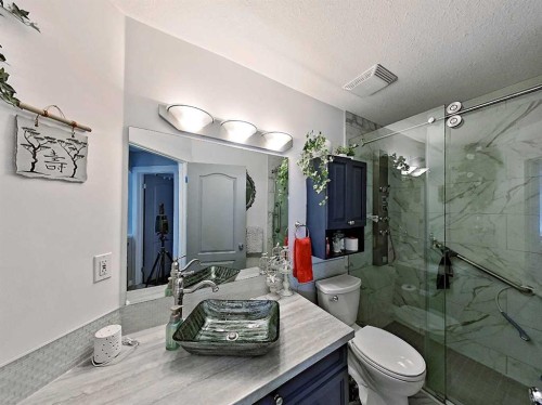 17 Keast Way, Red Deer, AB - Indoor Photo Showing Bathroom