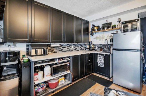 17 Keast Way, Red Deer, AB - Indoor Photo Showing Kitchen