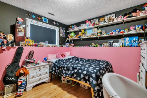 17 Keast Way, Red Deer, AB - Indoor Photo Showing Bedroom