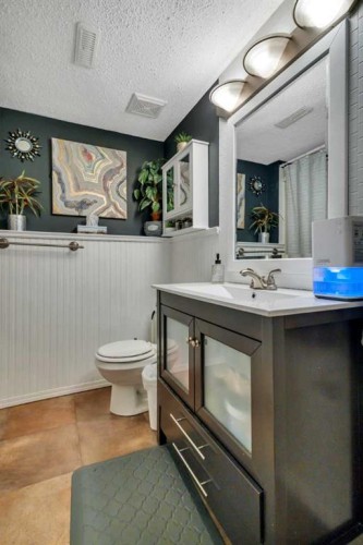 17 Keast Way, Red Deer, AB - Indoor Photo Showing Bathroom