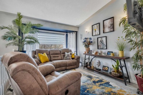 17 Keast Way, Red Deer, AB - Indoor Photo Showing Living Room