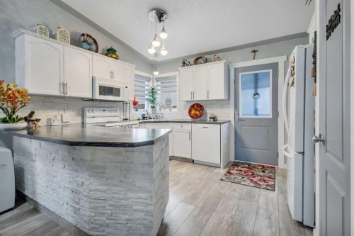 17 Keast Way, Red Deer, AB - Indoor Photo Showing Kitchen