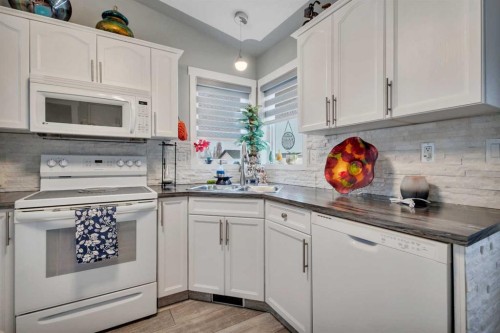 17 Keast Way, Red Deer, AB - Indoor Photo Showing Kitchen