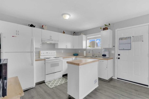 4929 Womacks Road, Blackfalds, AB - Indoor Photo Showing Kitchen