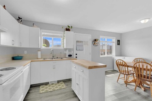 4929 Womacks Road, Blackfalds, AB - Indoor Photo Showing Kitchen