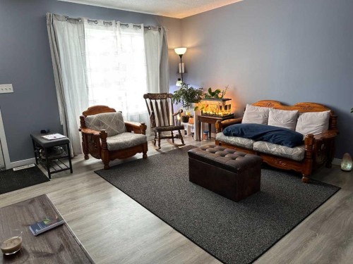 4804 Landsdown Avenue, Blackfalds, AB - Indoor Photo Showing Living Room