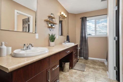 5204 33 Avenue, Camrose, AB - Indoor Photo Showing Bathroom