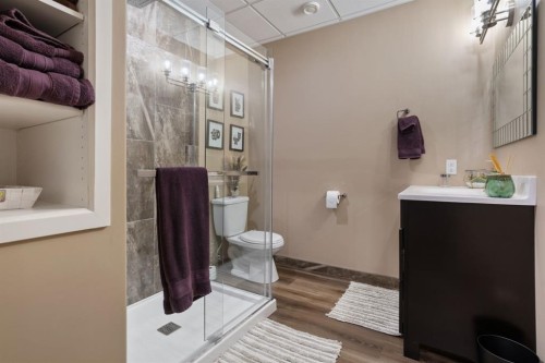 5204 33 Avenue, Camrose, AB - Indoor Photo Showing Bathroom