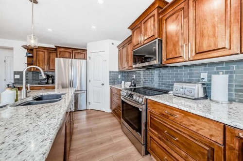26 Lawson Close, Red Deer, AB - Indoor Photo Showing Kitchen With Double Sink With Upgraded Kitchen