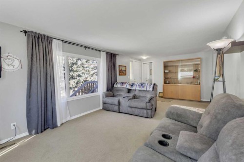 5221 52 Street, Mirror, AB - Indoor Photo Showing Living Room
