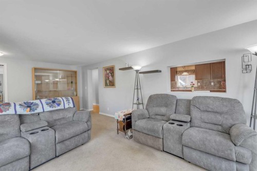5221 52 Street, Mirror, AB - Indoor Photo Showing Living Room