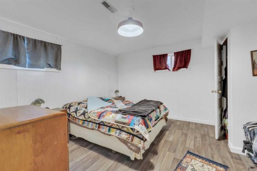 5221 52 Street, Mirror, AB - Indoor Photo Showing Bedroom