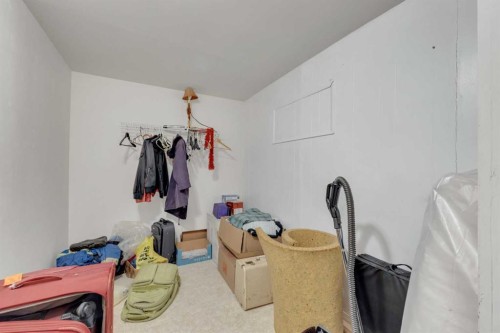 5221 52 Street, Mirror, AB - Indoor Photo Showing Other Room
