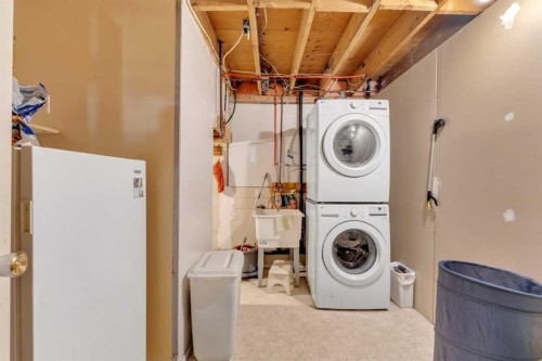 5221 52 Street, Mirror, AB - Indoor Photo Showing Laundry Room