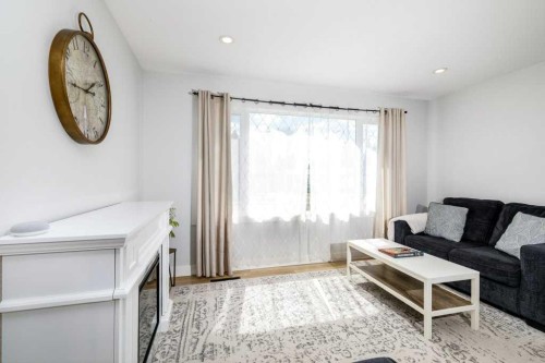 2 Scott Street, Red Deer, AB - Indoor Photo Showing Living Room