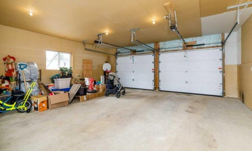 2 Scott Street, Red Deer, AB - Indoor Photo Showing Garage