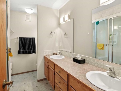 15 Agnew Close, Red Deer, AB - Indoor Photo Showing Bathroom