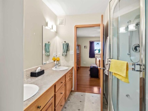 15 Agnew Close, Red Deer, AB - Indoor Photo Showing Bathroom