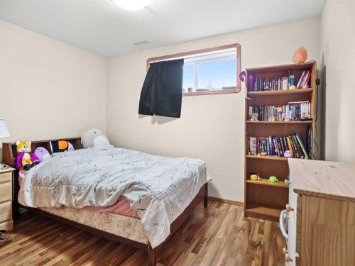 15 Agnew Close, Red Deer, AB - Indoor Photo Showing Bedroom