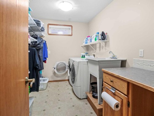 15 Agnew Close, Red Deer, AB - Indoor Photo Showing Laundry Room
