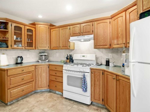 15 Agnew Close, Red Deer, AB - Indoor Photo Showing Kitchen
