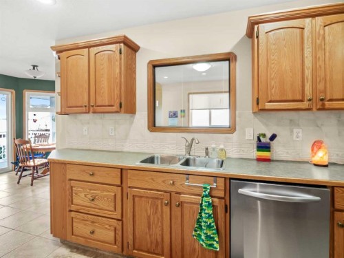 15 Agnew Close, Red Deer, AB - Indoor Photo Showing Kitchen With Double Sink