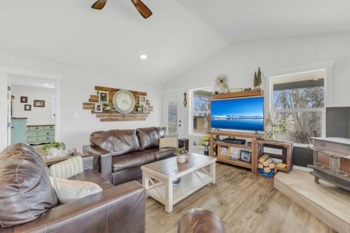 39505 Range Road 252, Rural Lacombe County, AB - Indoor Photo Showing Living Room