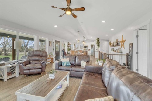 39505 Range Road 252, Rural Lacombe County, AB - Indoor Photo Showing Living Room