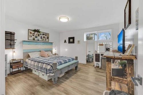 39505 Range Road 252, Rural Lacombe County, AB - Indoor Photo Showing Bedroom