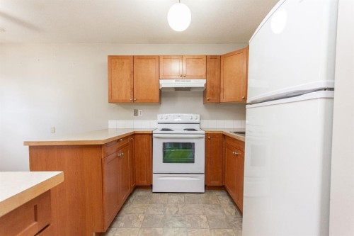 19 Gibson Close, Red Deer, AB - Indoor Photo Showing Kitchen