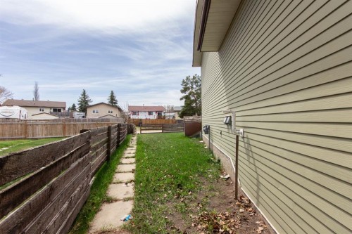 19 Gibson Close, Red Deer, AB - Outdoor