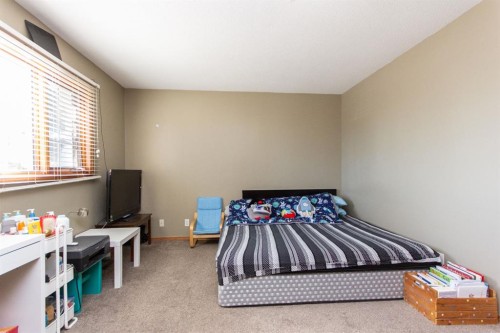 16 Davis Close, Red Deer, AB - Indoor Photo Showing Bedroom