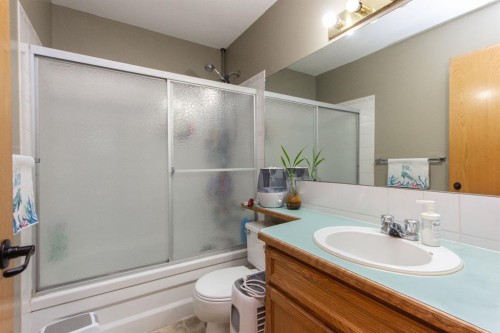 16 Davis Close, Red Deer, AB - Indoor Photo Showing Bathroom