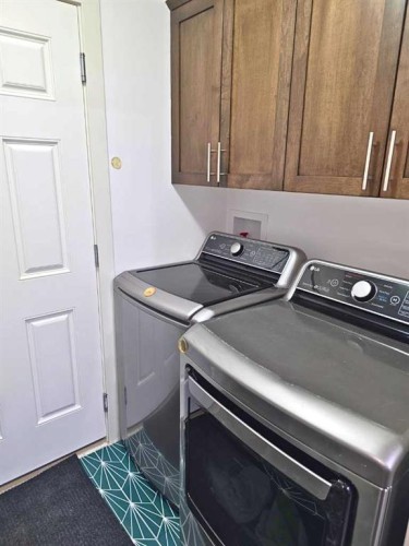 210 Viscount Drive, Red Deer, AB - Indoor Photo Showing Laundry Room
