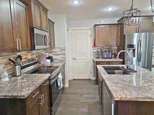 210 Viscount Drive, Red Deer, AB - Indoor Photo Showing Kitchen With Stainless Steel Kitchen With Double Sink With Upgraded Kitchen