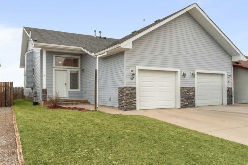 748 Carriage Lane Drive  Carstairs, AB T0M 0N0