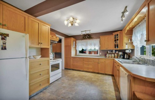 39227 Range Road 250, Rural Lacombe County, AB - Indoor Photo Showing Kitchen With Double Sink
