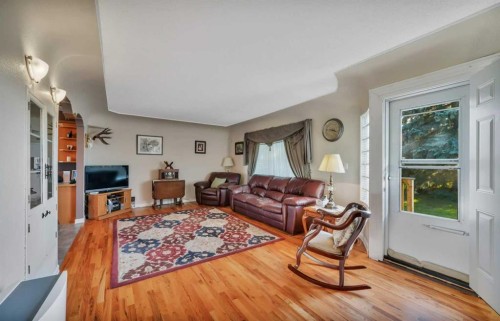39227 Range Road 250, Rural Lacombe County, AB - Indoor Photo Showing Living Room