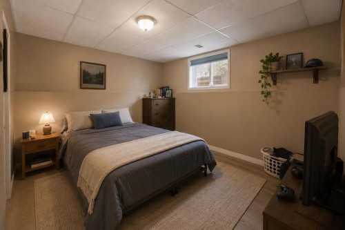 1 Pell Close, Sylvan Lake, AB - Indoor Photo Showing Bedroom