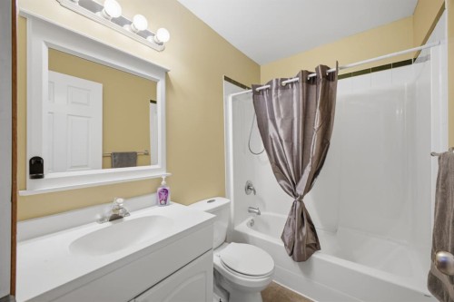1 Pell Close, Sylvan Lake, AB - Indoor Photo Showing Bathroom